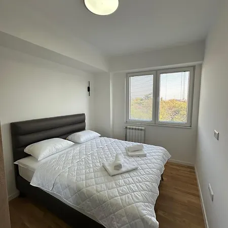 Sunny Mona Apartment